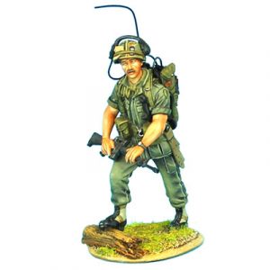 VN007 US 25th INFANTRY RADIO OPERATOR WITH M-16