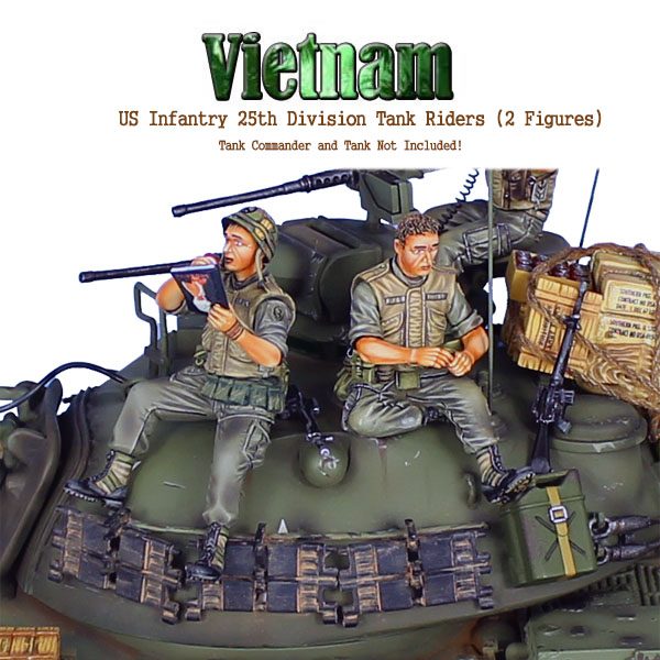 VN025 US 25th INFANTRY TANK RIDERS - LOADING CARTRIDGES AND READING PLAYBOY