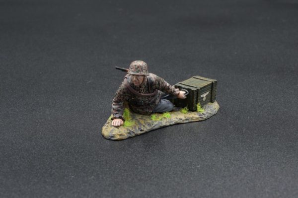 SS106 Infantry Soldier with Ammo Crate
